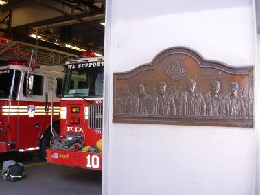 Commemorative plaque of '11/09/2001 at the fire station in front of the WTC