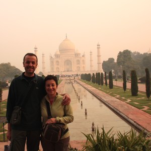 In posa di fronte al Taj Mahal