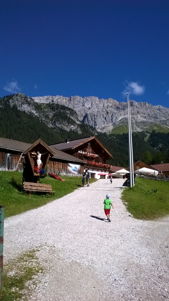 Malga lungo il sentiero a Leutash