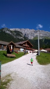 Malga lungo il sentiero a Leutash