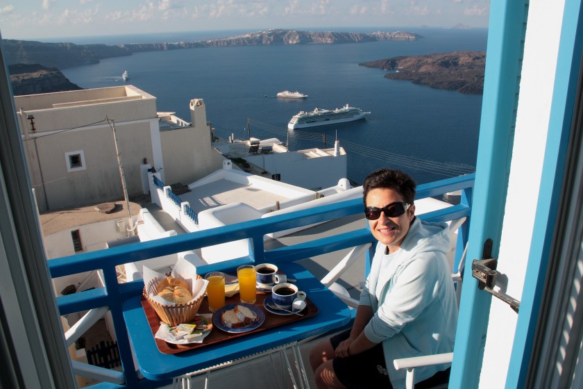 Colazione in terrazza a Santorini