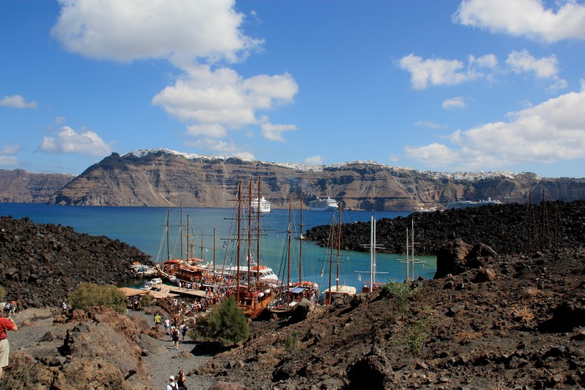 Vista dal centro del vulcano a Santorini