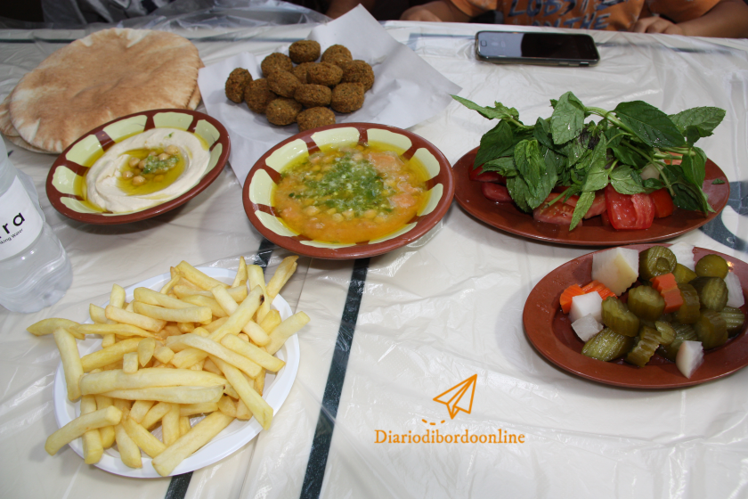 Cena a base di falafel e humus