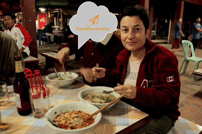 Cena a base di zuppe in Laos