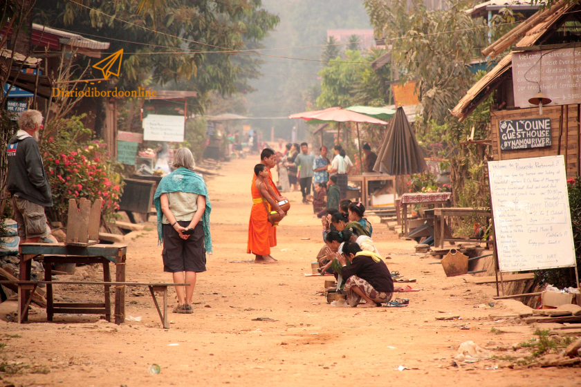 Questua dei monaci a Muang Ngoy