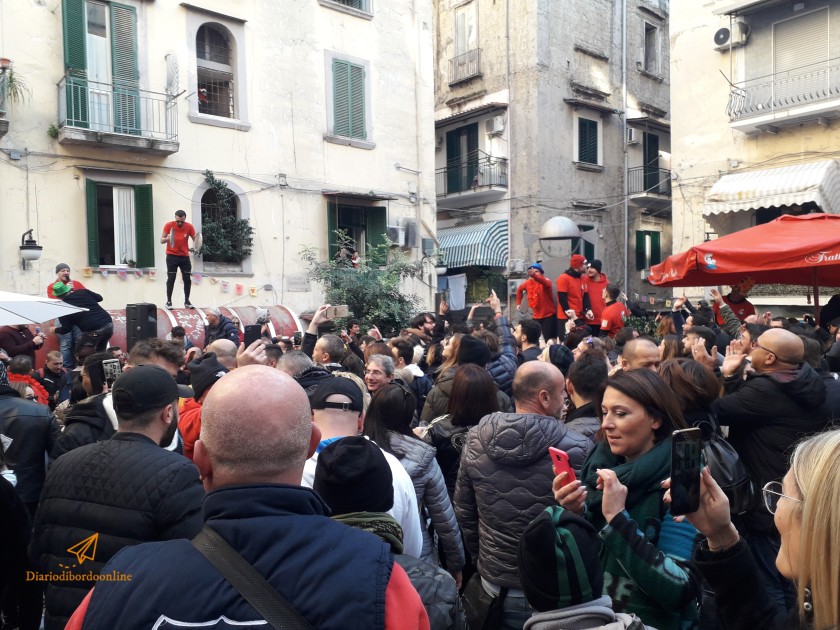 Festa in strada nei quartieri spagnoli