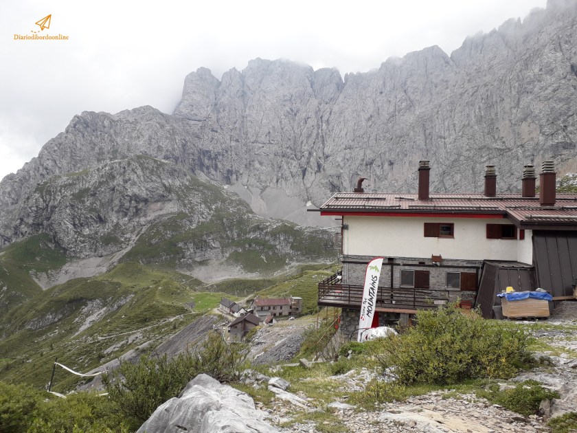 Rifugio Albani di fronte alla parete nord della Presolana